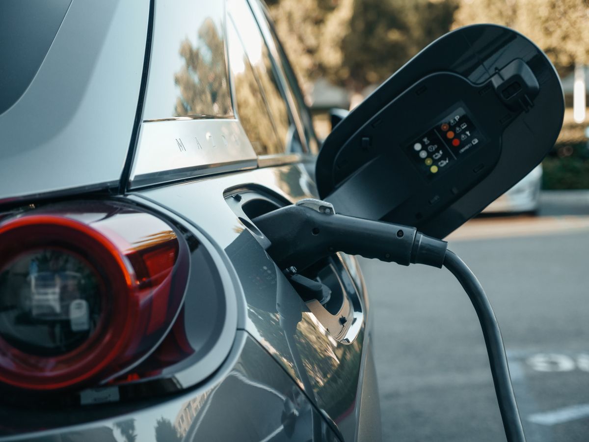 E-Auto beim Laden – zeitgemäße, nachhaltige Mobilität